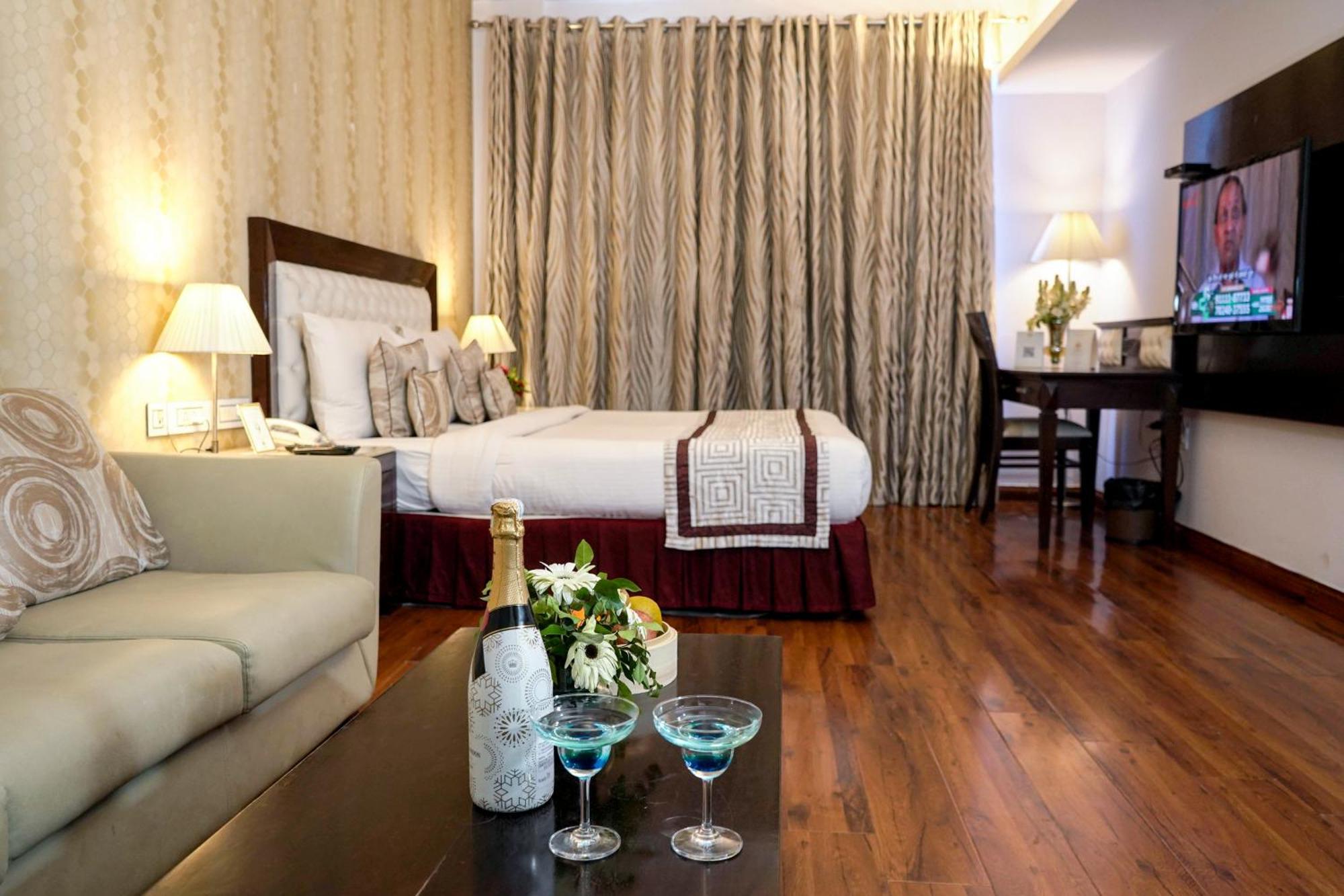 Treehouse Queens Pearl Gurgaon Exterior photo