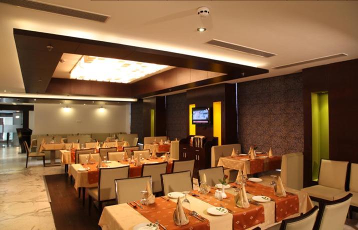 Treehouse Queens Pearl Gurgaon Exterior photo